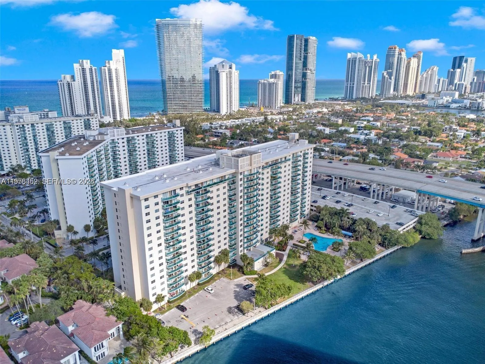 Foto de propiedad en 19390 Collins Avenue 302A, Sunny Isles Beach, FL 33160 Sunny Isles Beach con MLS# 
