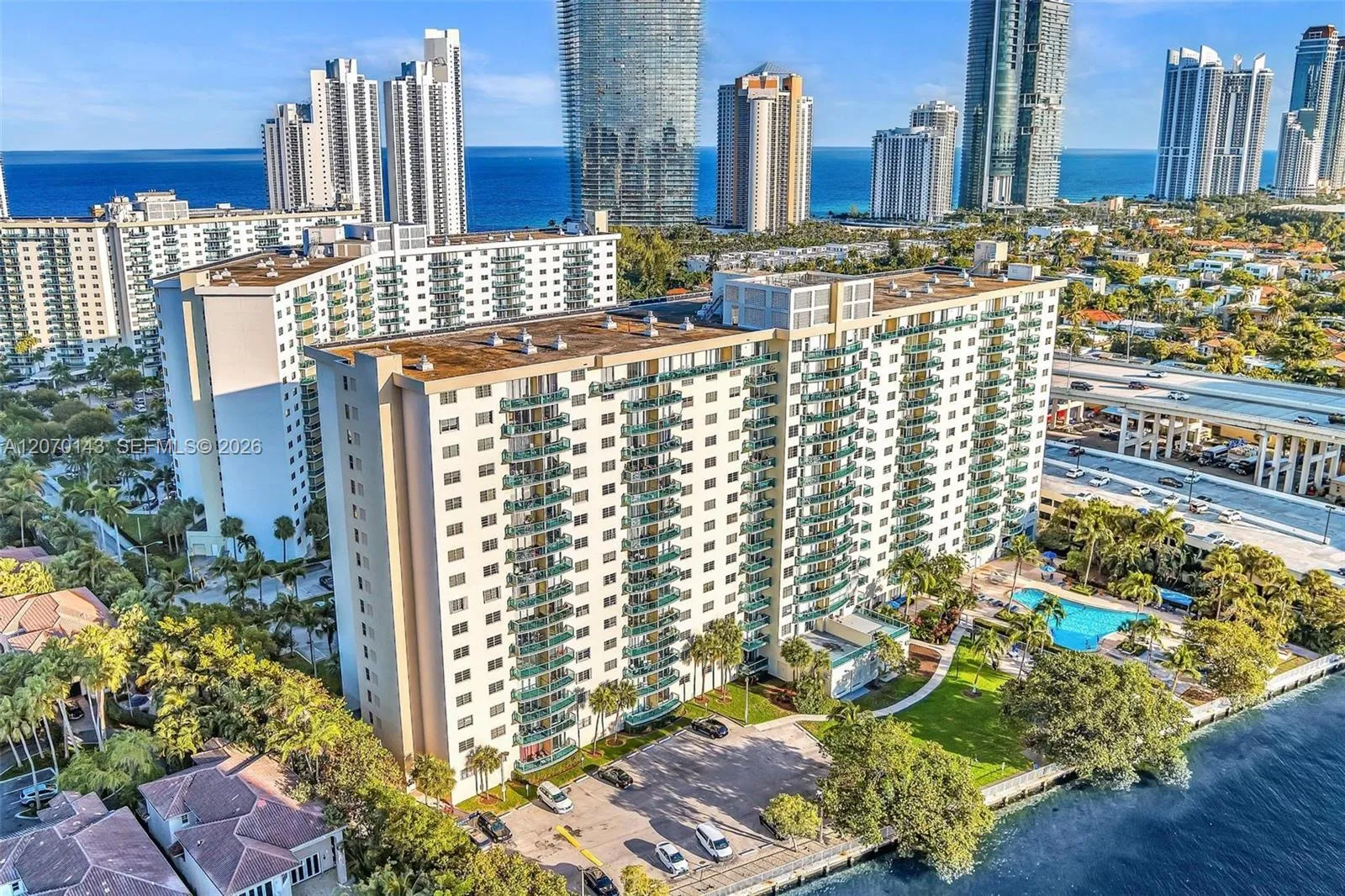 Foto de propiedad en 19390 Collins Avenue 908, Sunny Isles Beach, FL 33160 Sunny Isles Beach con MLS# 