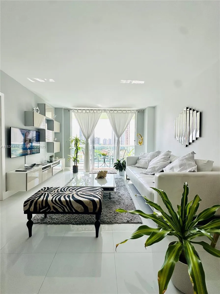 Foto de propiedad en 19390 Collins Avenue 911, Sunny Isles Beach, FL 33160 Sunny Isles Beach con MLS# 