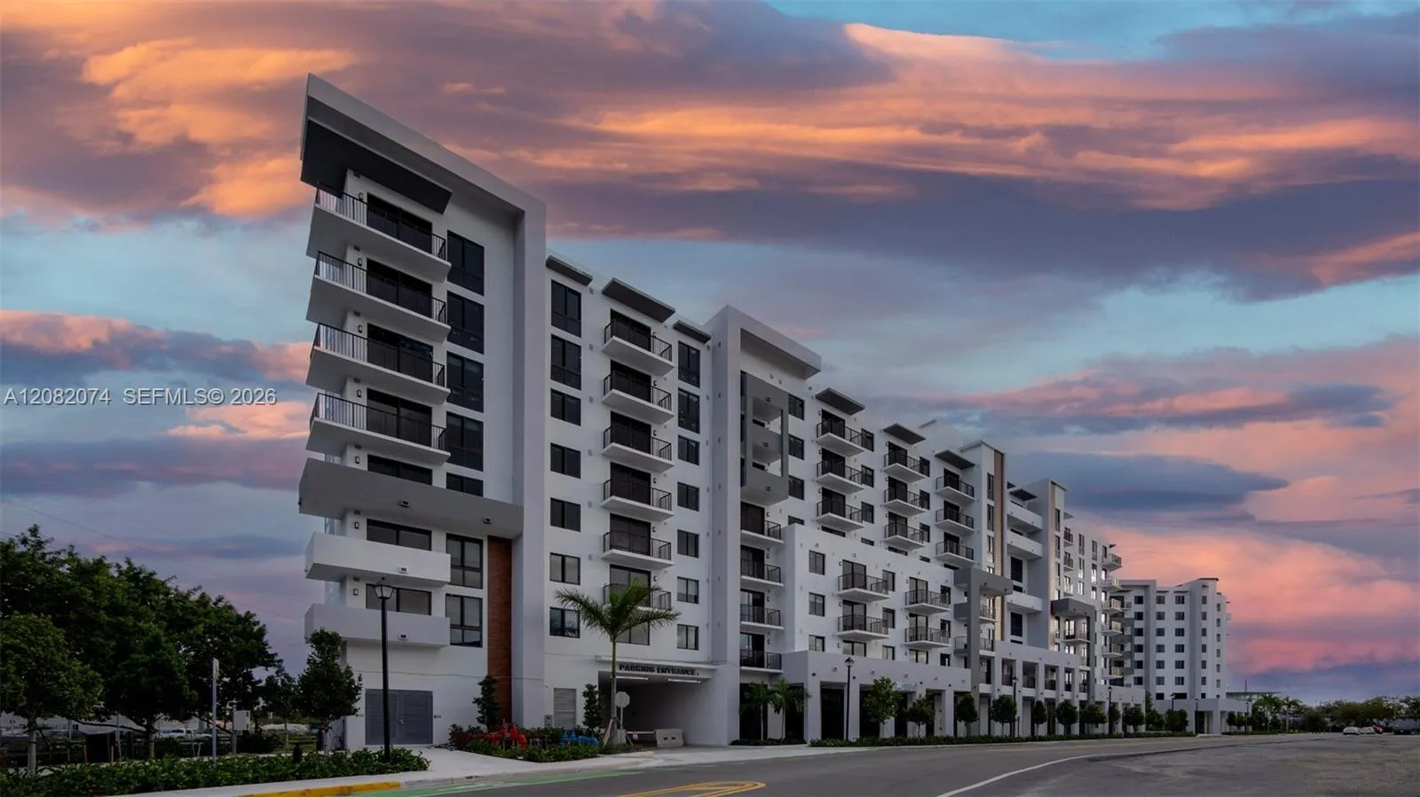 Foto de propiedad en 19401 W Dixie Highway 202, Miami, FL 33180 Miami con MLS# 