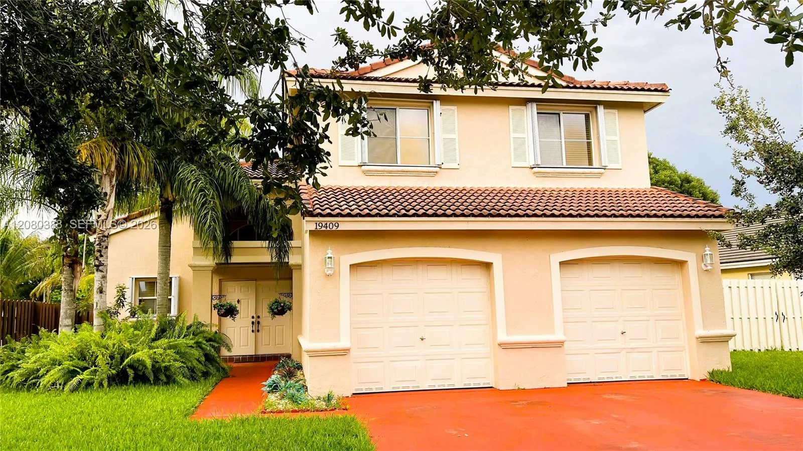 Foto de propiedad en 19409 NW 24th Place, Pembroke Pines, FL 33029 Pembroke Pines con MLS# 