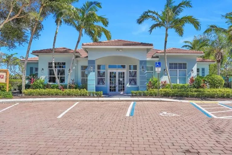 Foto de propiedad en 1942 Alamanda Way, Riviera Beach, FL 33404 Riviera Beach con MLS# 