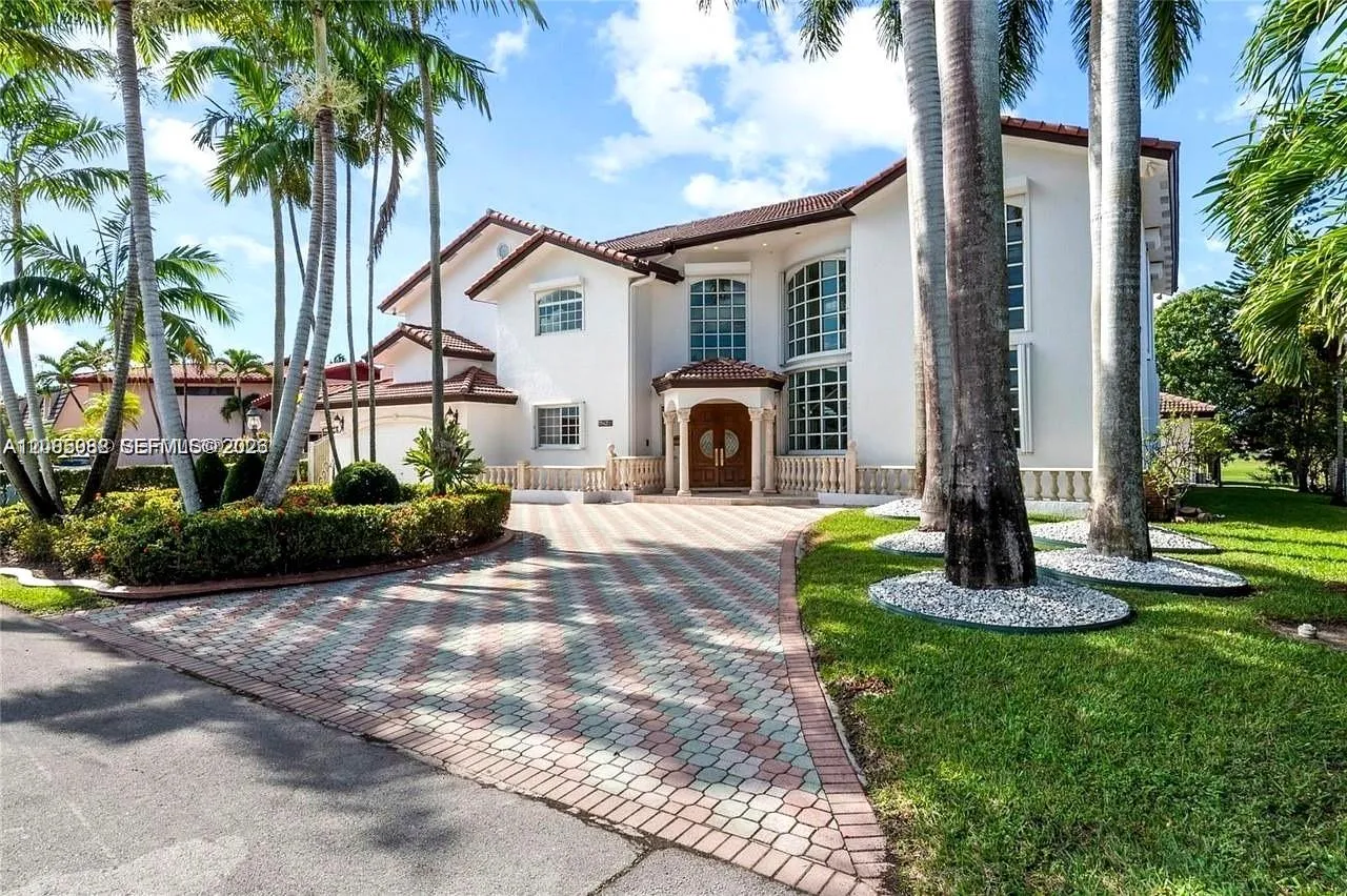 Foto de propiedad en 19420 W Saint Andrews Drive, Hialeah, FL 33015 Hialeah con MLS# 