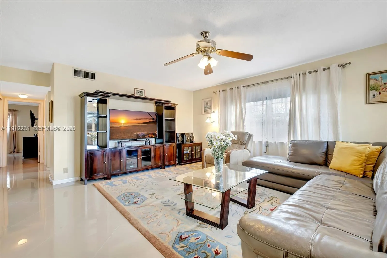 Foto de propiedad en 1943 Monroe Street 310D, Hollywood, FL 33020 Hollywood con MLS# 