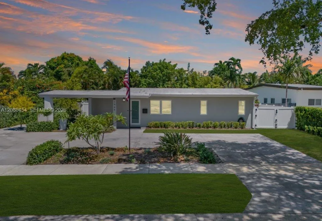 Foto de propiedad en 1945 S Hibiscus Drive, North Miami, FL 33181 North Miami con MLS# 