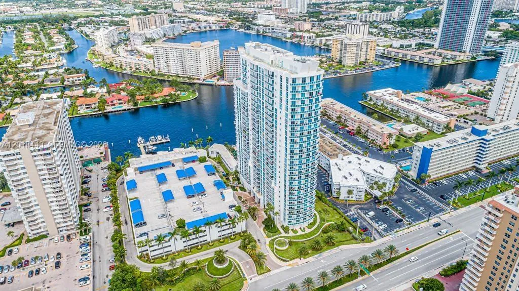 Foto de propiedad en 1945 S Ocean Drive 312, Hallandale Beach, FL 33009 Hallandale Beach con MLS#