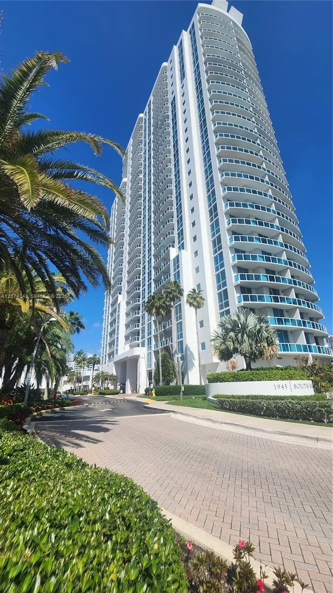Foto de propiedad en 1945 S Ocean Drive 702, Hallandale Beach, FL 33009 Hallandale Beach con MLS# 