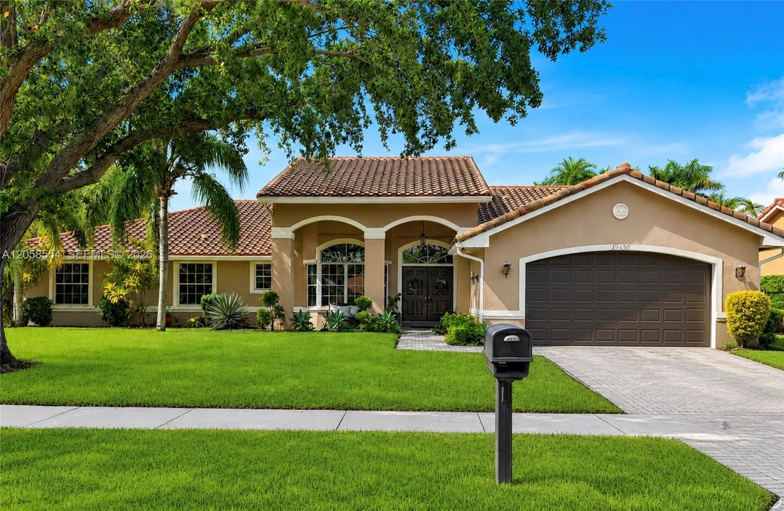 Foto de propiedad en 19450 NW 7th Street, Pembroke Pines, FL 33029 Pembroke Pines con MLS# 
