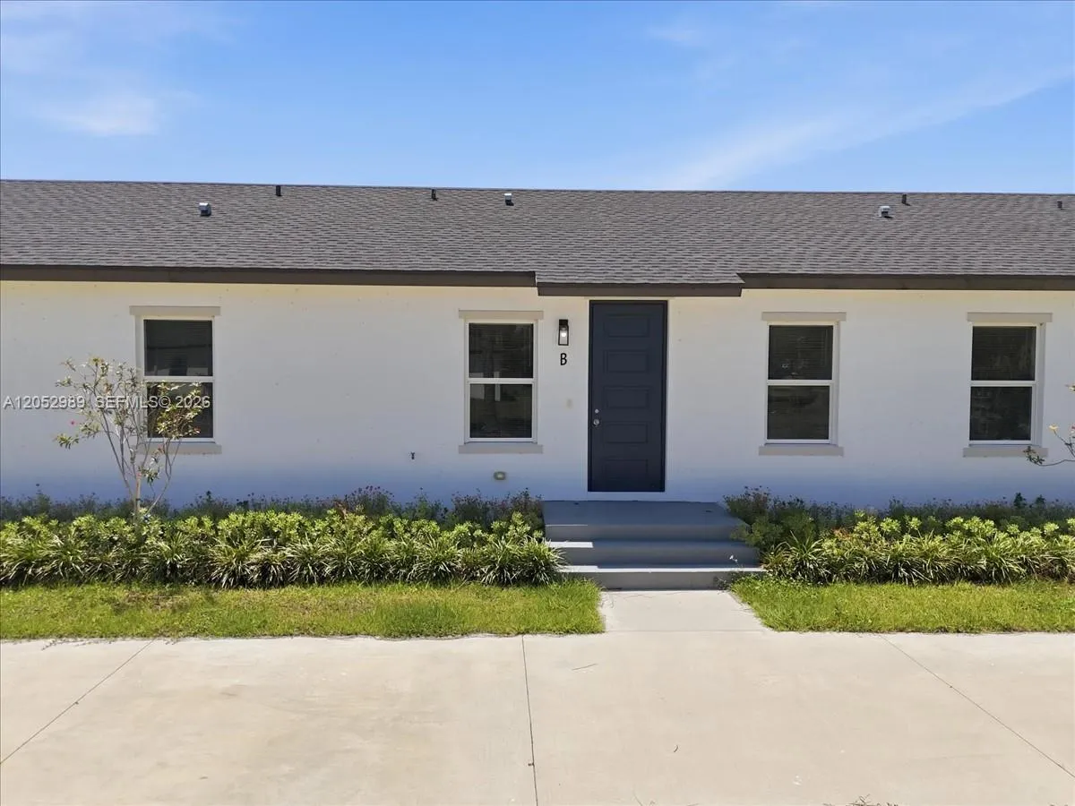 Foto de propiedad en 195 Rotonda Boulevard W B, Port Charlotte, FL 33947 Port Charlotte con MLS# 