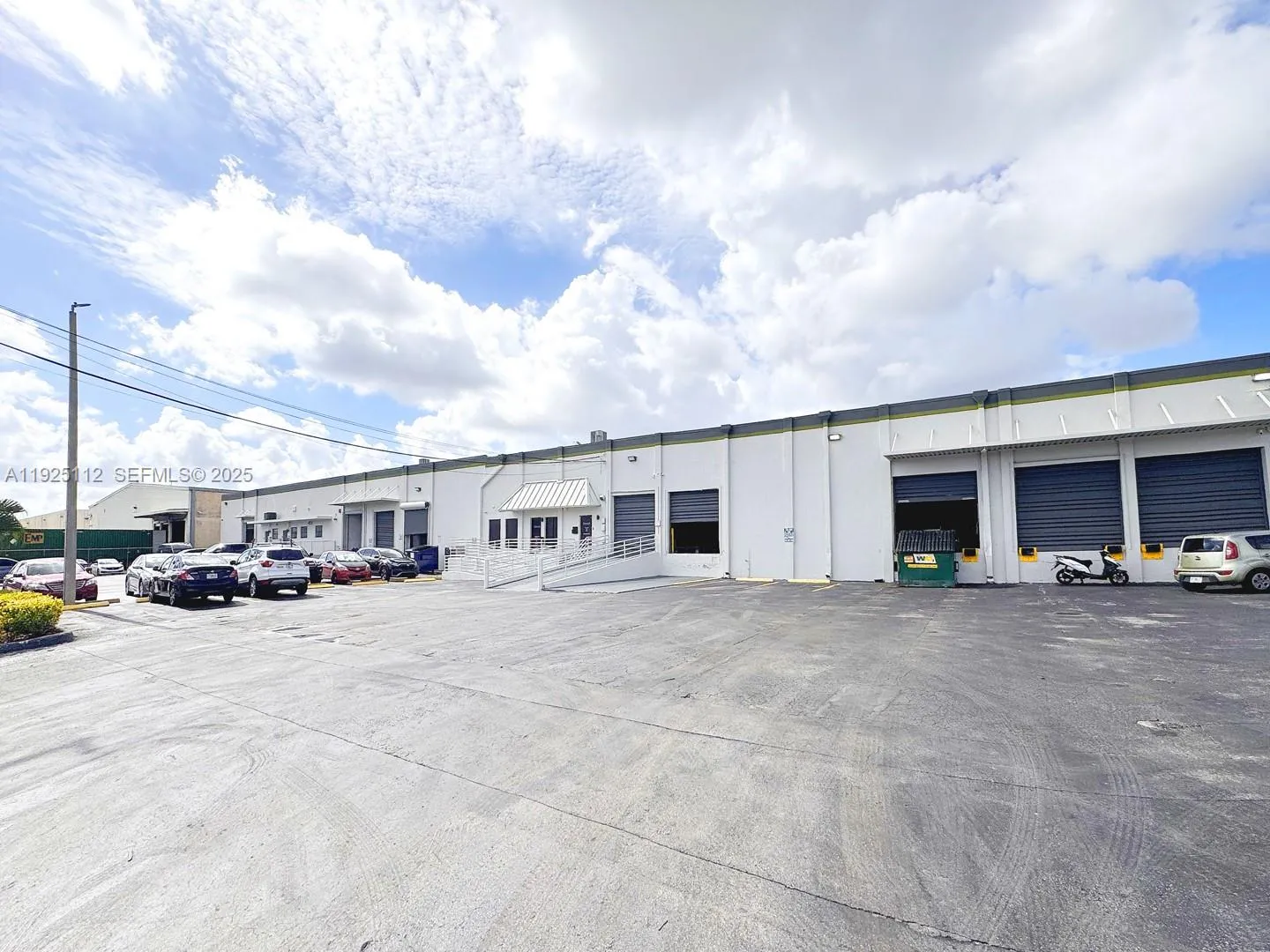 Foto de propiedad en 1950 NW 70th Avenue 1970, Miami, FL 33126 Miami con MLS# 