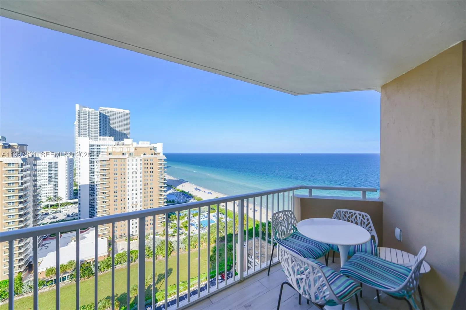 Foto de propiedad en 1950 S Ocean Drive 20D, Hallandale Beach, FL 33009 Hallandale Beach con MLS# 