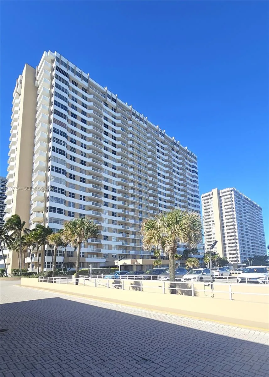 Foto de propiedad en 1950 S Ocean Drive 3D, Hallandale Beach, FL 33009 Hallandale Beach con MLS# 