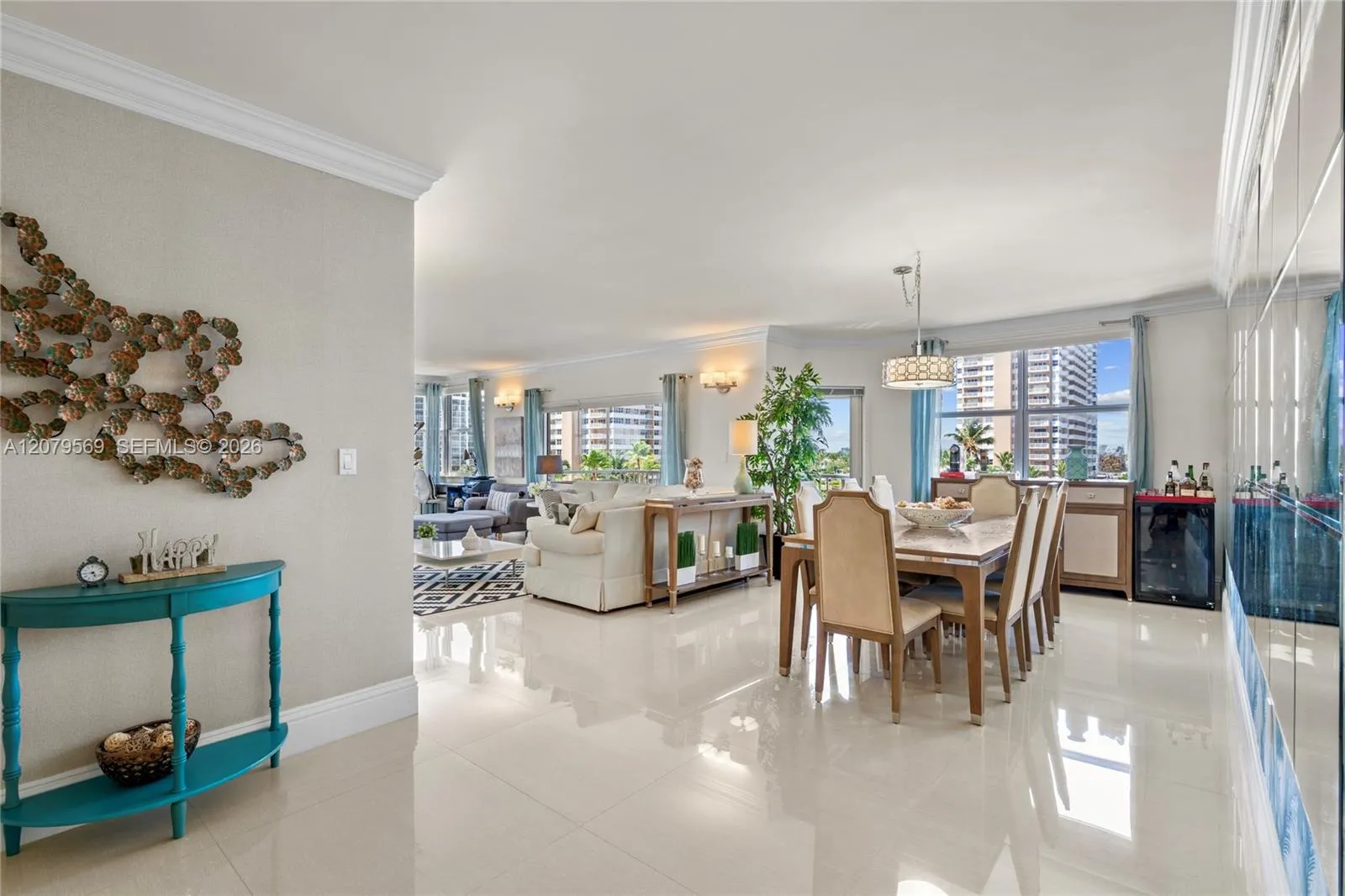 Foto de propiedad en 1950 S Ocean Drive 4E, Hallandale Beach, FL 33009 Hallandale Beach con MLS# 