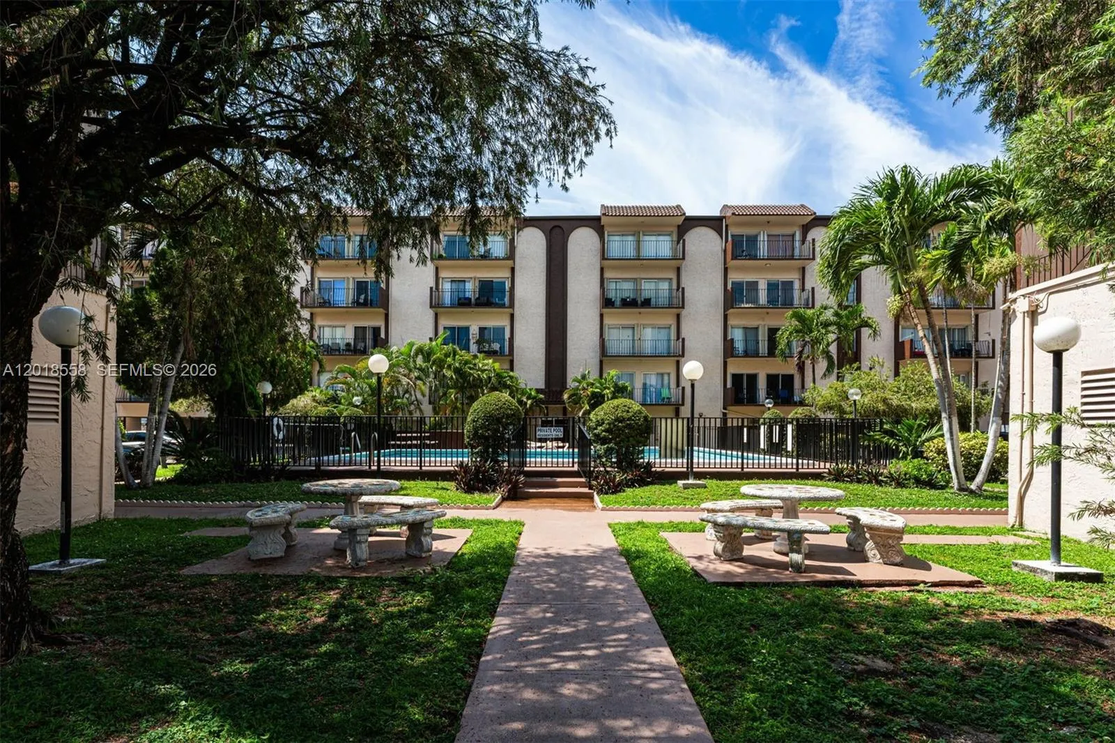 Foto de propiedad en 1950 W 54th Street 412, Hialeah, FL 33012 Hialeah con MLS# 