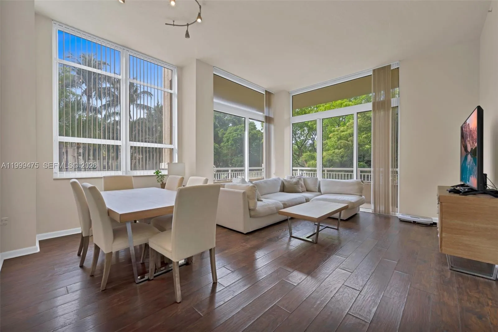 Foto de propiedad en 19501 W Country Club Drive 208, Aventura, FL 33180 Aventura con MLS# 