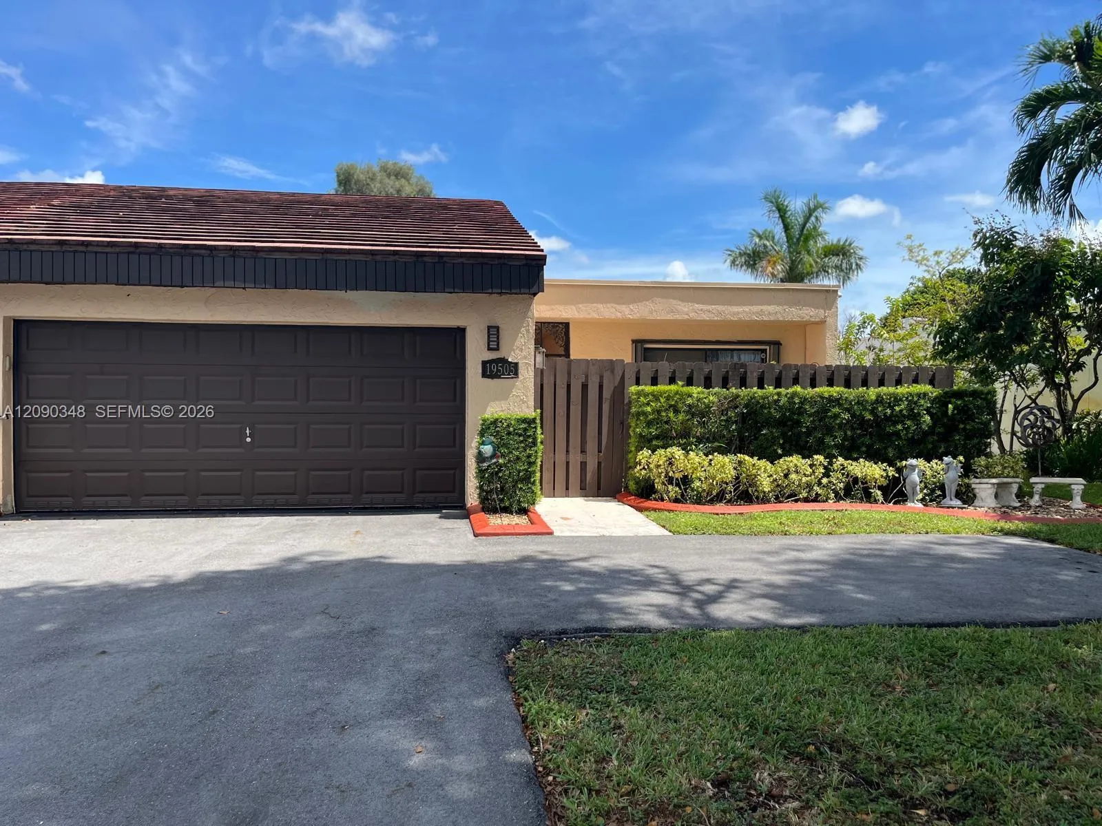 En Venta 19505 E Lake Drive, Hialeah, FL 33015, Hialeah, FL 33015