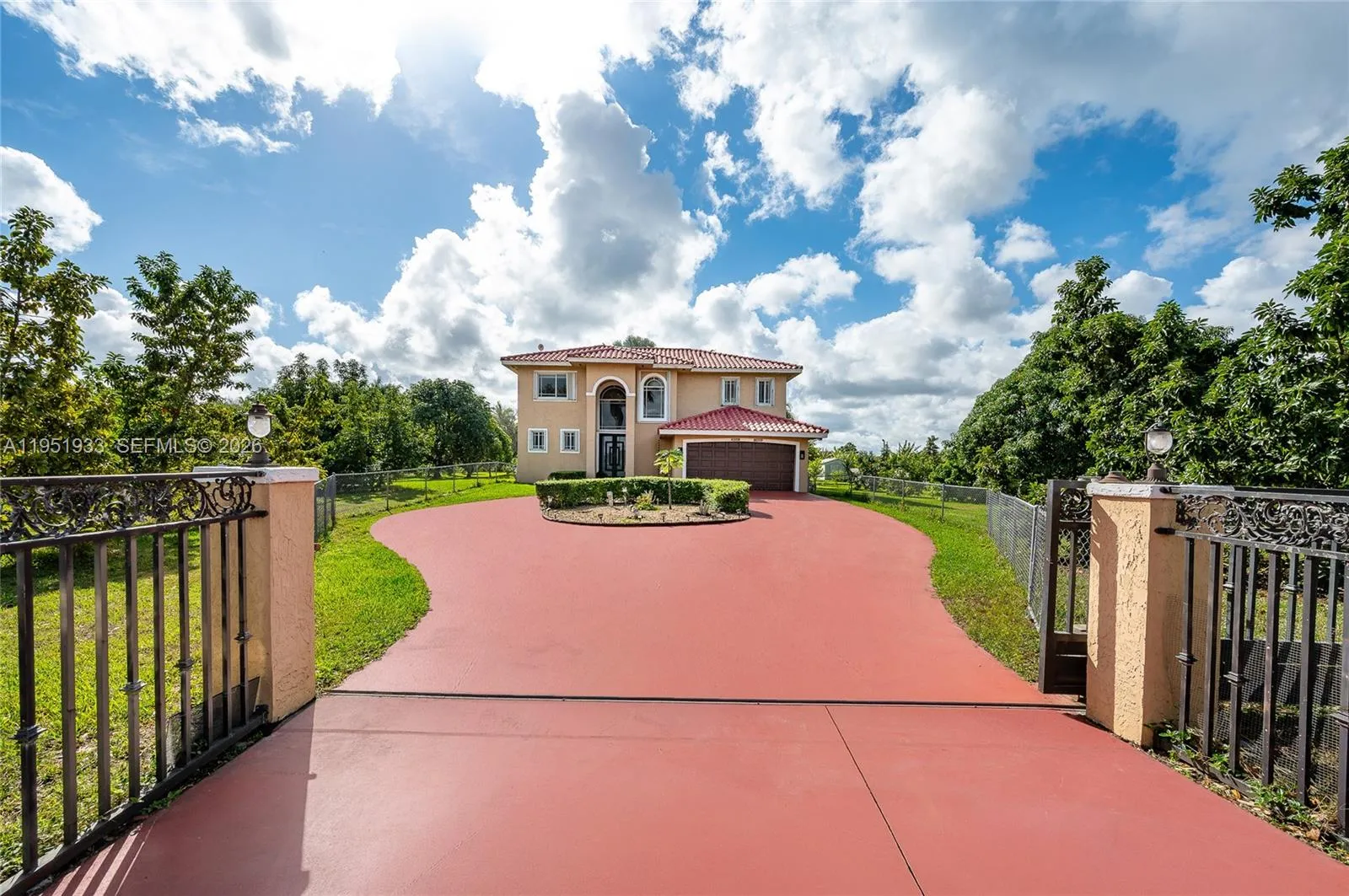 Foto de propiedad en 19520 SW 206th Street, Miami, FL 33187 Miami con MLS# 