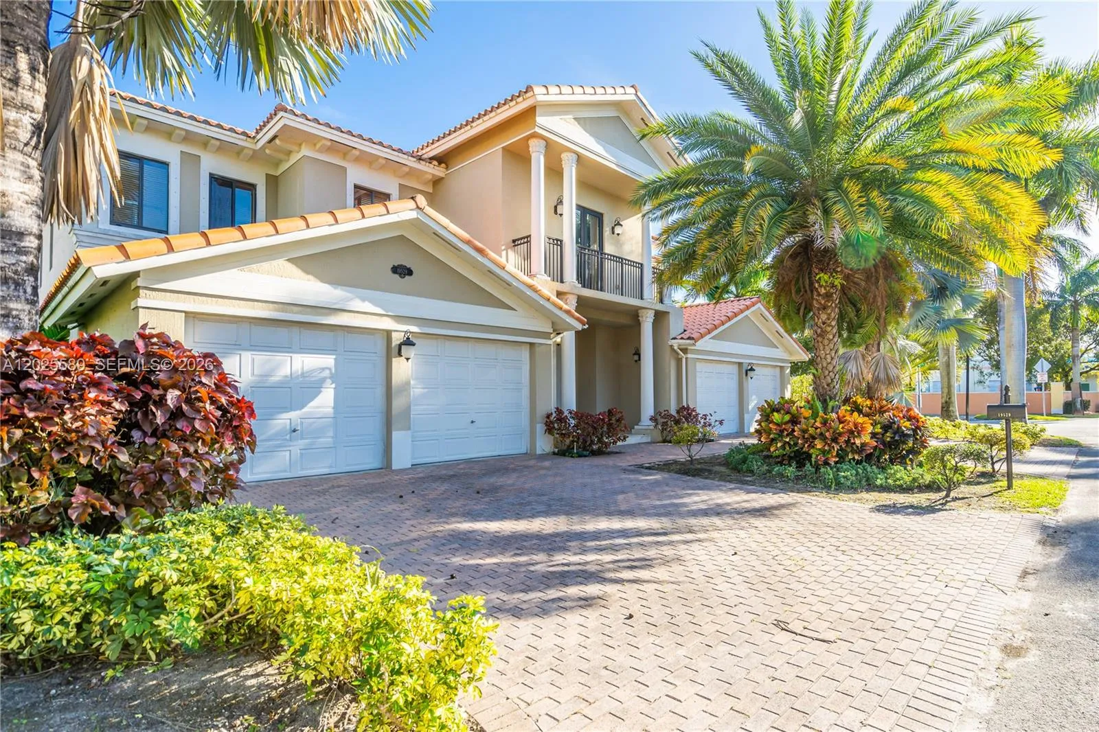 Foto de propiedad en 19529 SW 80th Court, Cutler Bay, FL 33157 Cutler Bay con MLS# 