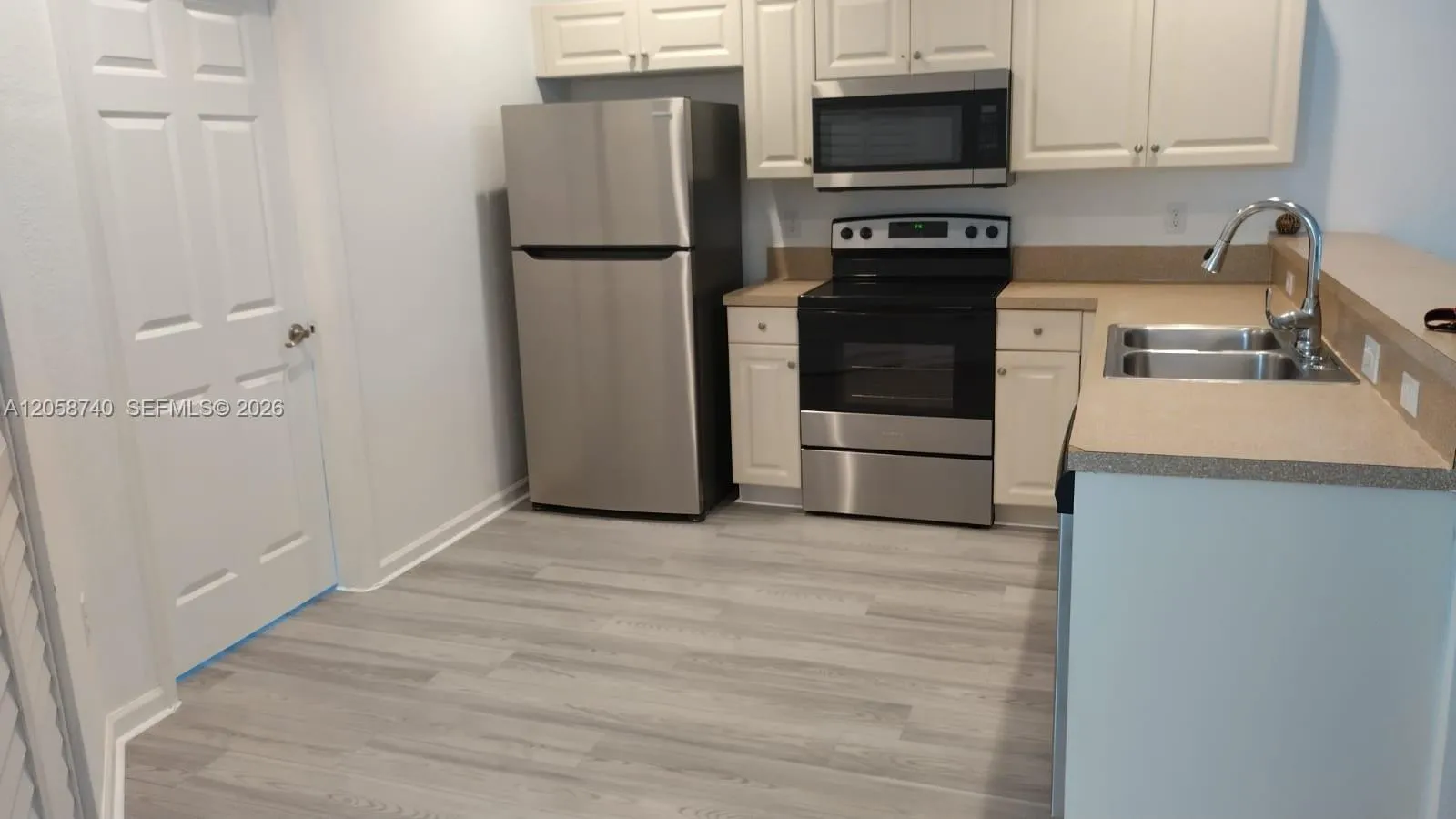 Foto de propiedad en 1960 Freeport Lane 1960, Riviera Beach, FL 33404 Riviera Beach con MLS# 