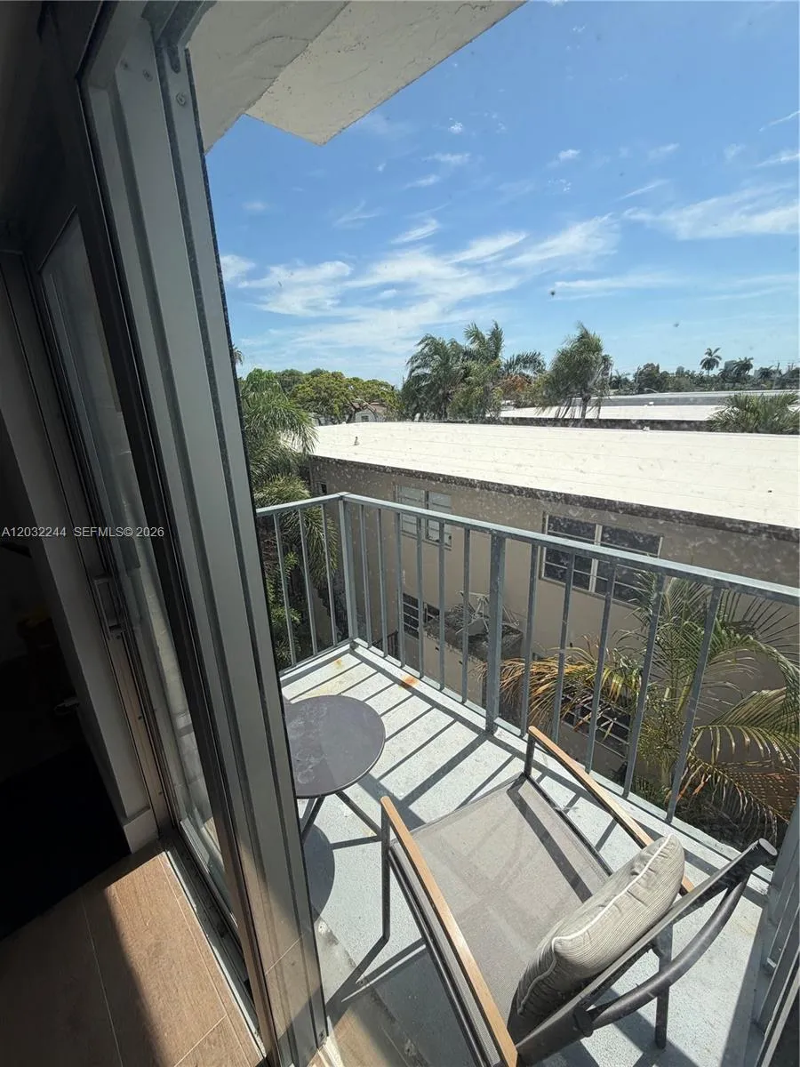 Foto de propiedad en 1960 Marseille Drive 304, Miami Beach, FL 33141 Miami Beach con MLS# 