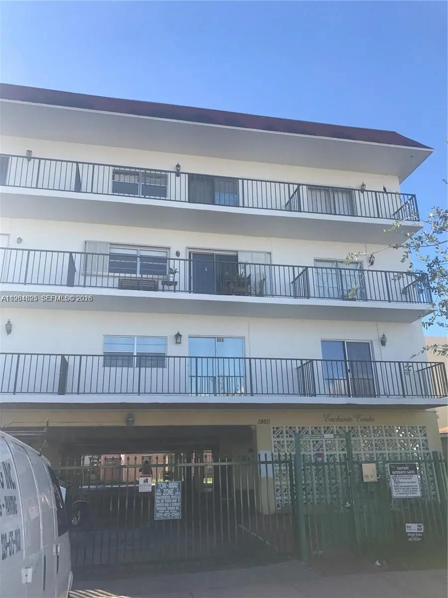 Foto de propiedad en 1960 Marseille Drive 305, Miami Beach, FL 33141 Miami Beach con MLS# 