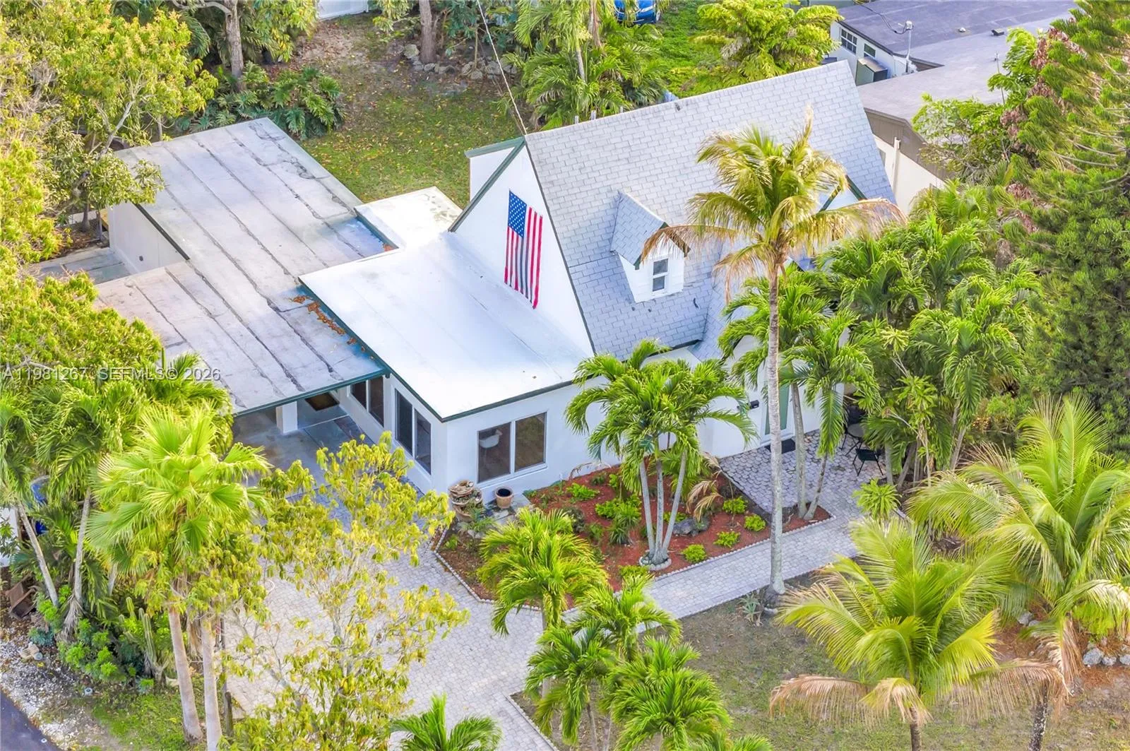 Foto de propiedad en 1960 NE 182nd Street, North Miami Beach, FL 33162 North Miami Beach con MLS# 
