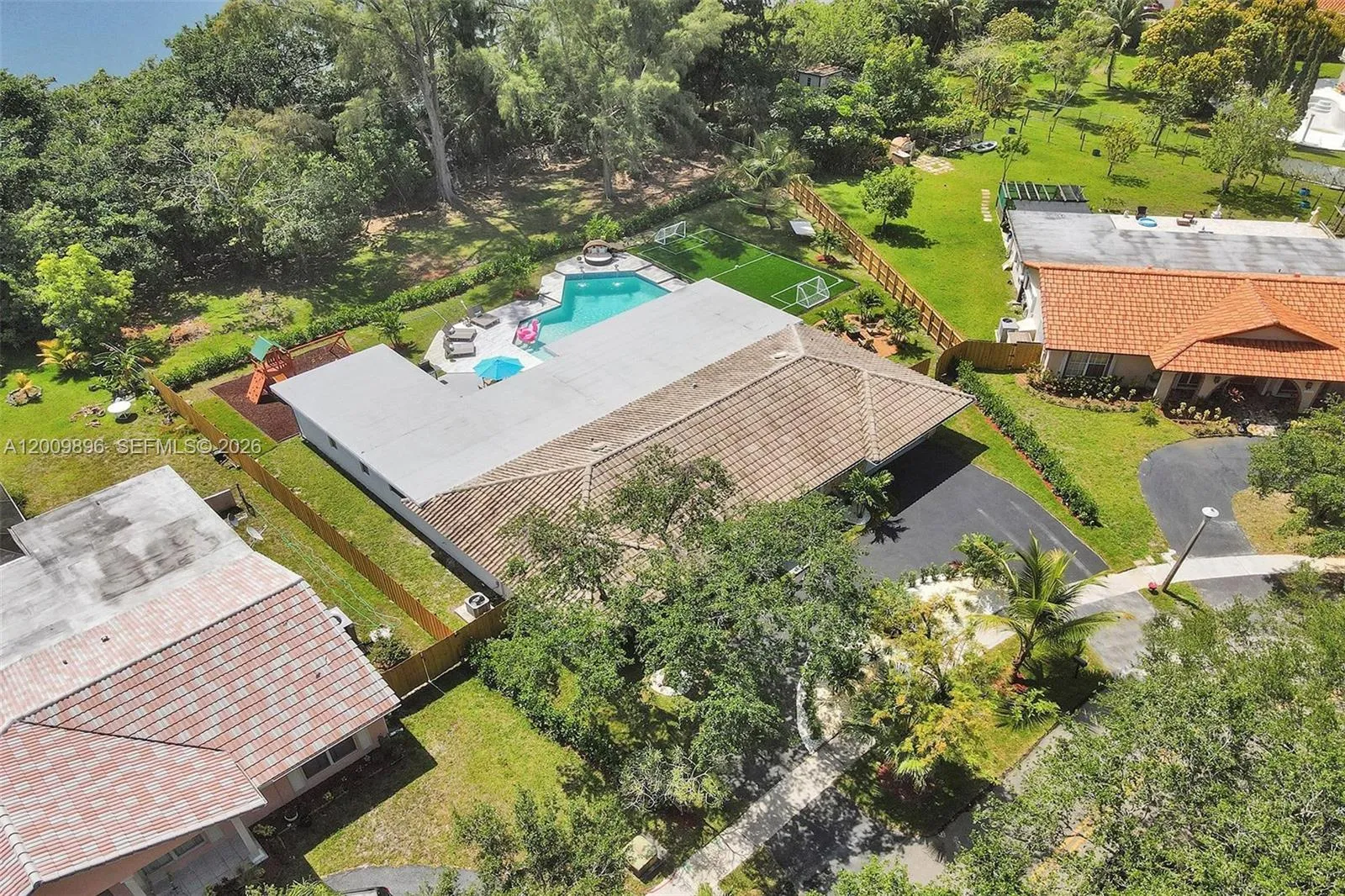 Foto de propiedad en 1960 SW 51st Terrace, Plantation, FL 33317 Plantation con MLS# 