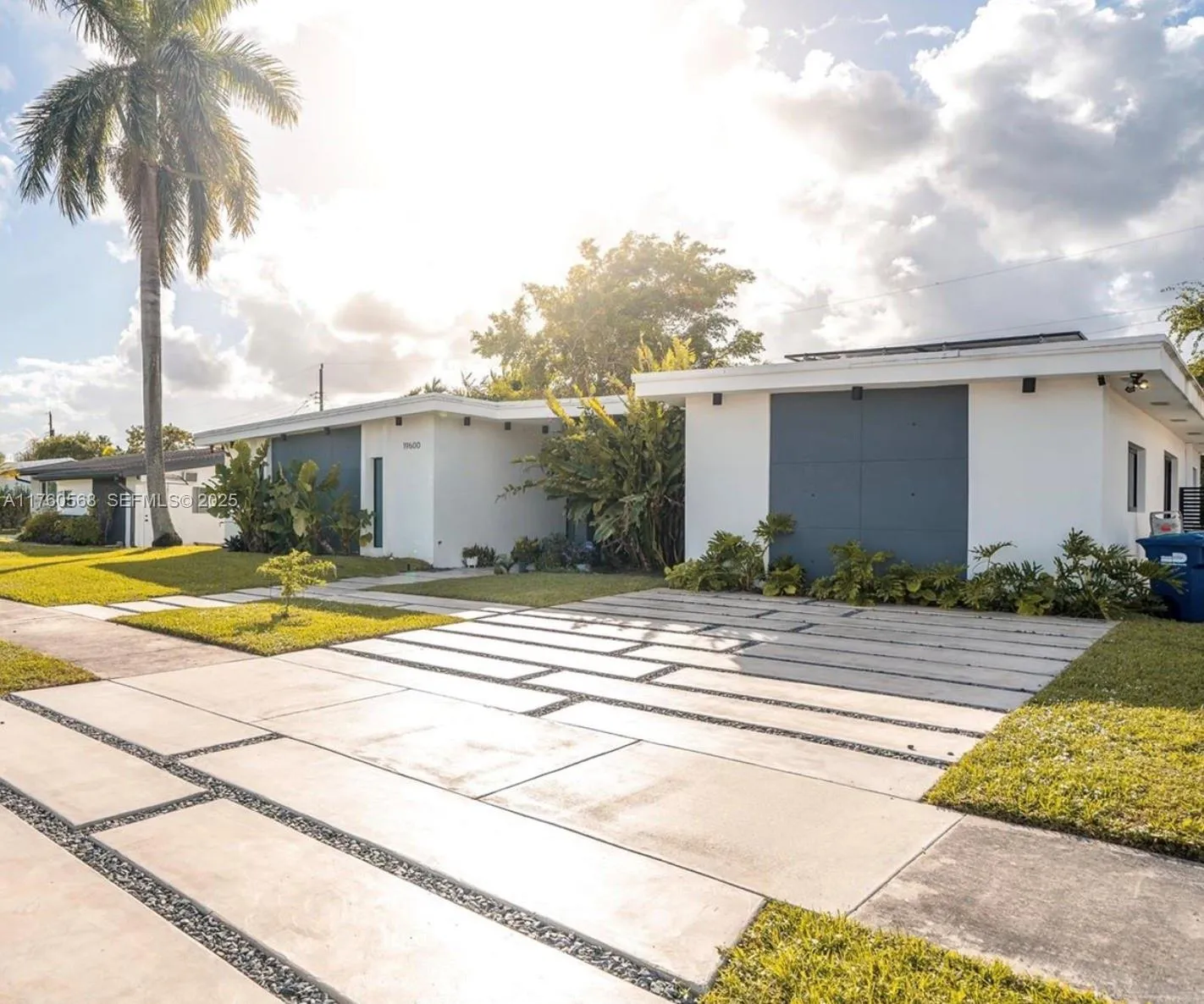 Foto de propiedad en 19600 NE 19th Avenue, Miami, FL 33179 Miami con MLS# 