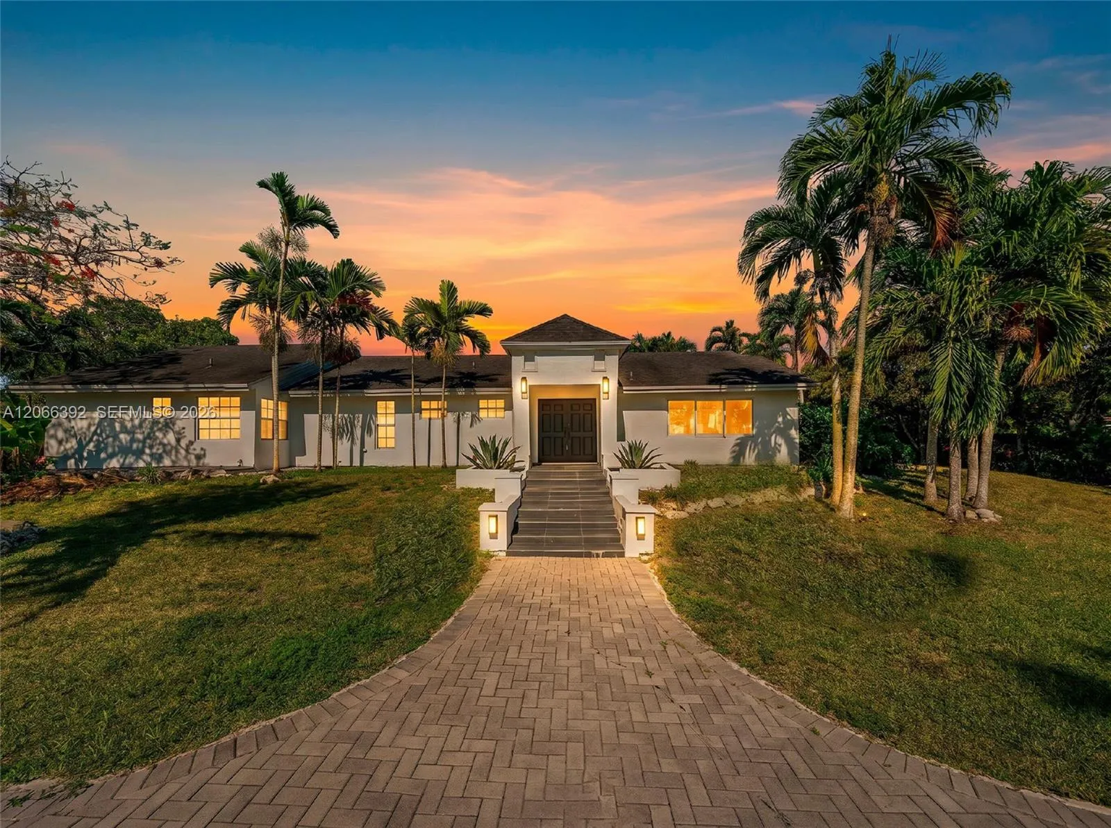 Foto de propiedad en 19601 SW 187th Avenue, Miami, FL 33187 Miami con MLS# 