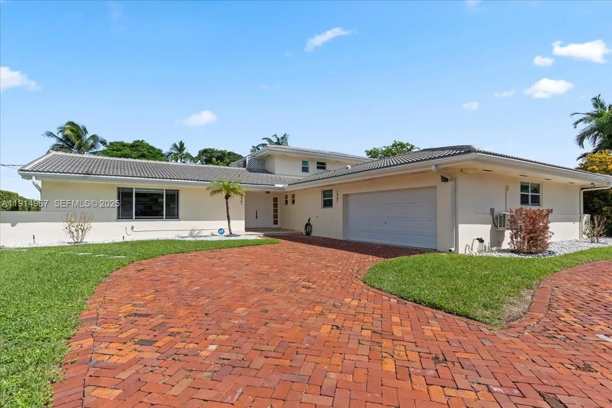 En Renta 1961 NE 188th Street, Miami, FL 33179, Miami, FL 33179