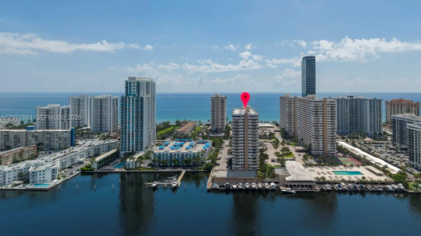 Foto de propiedad en 1965 S Ocean Drive 14B, Hallandale Beach, FL 33009 Hallandale Beach con MLS# 