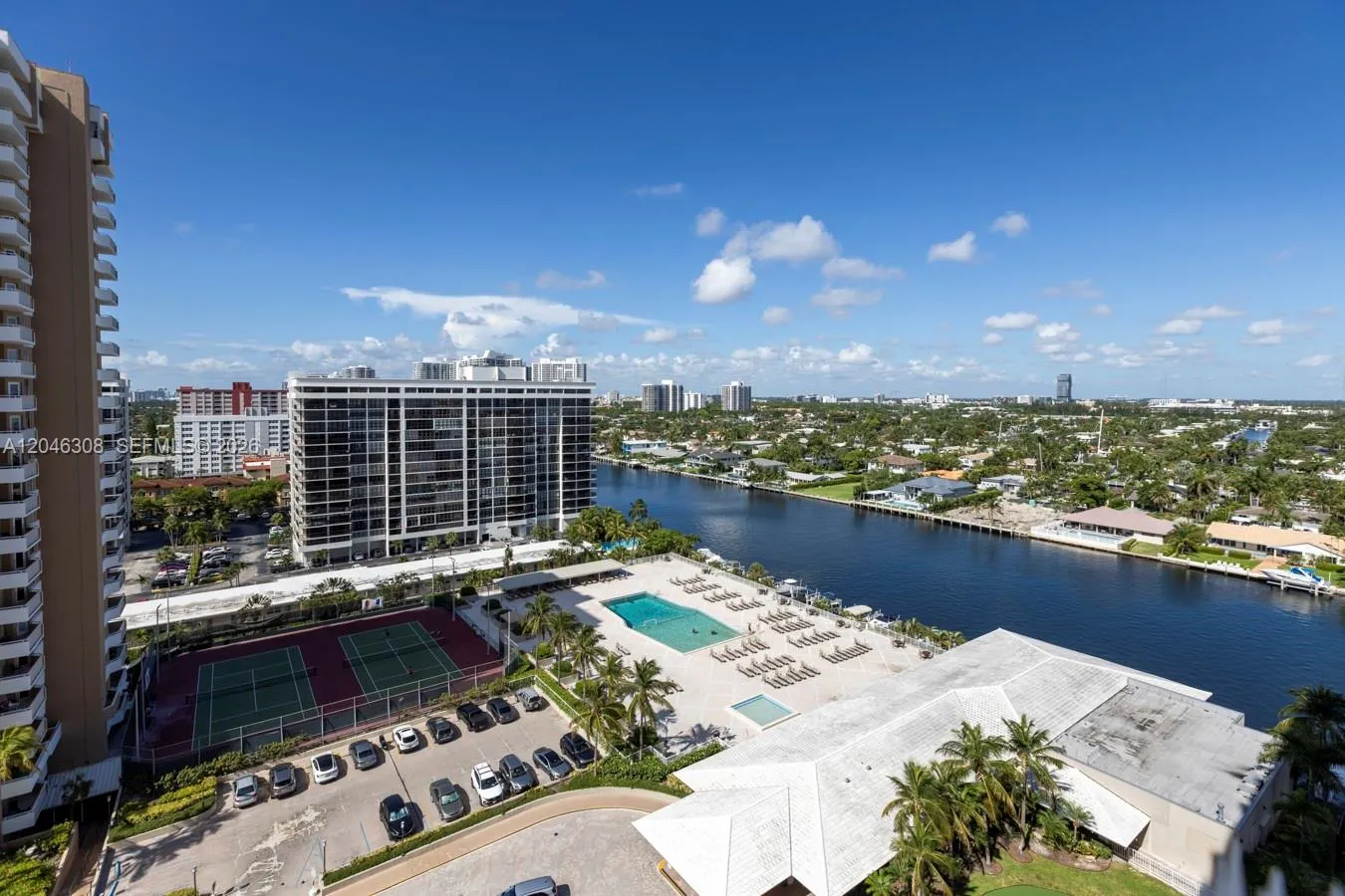 Foto de propiedad en 1965 S Ocean Drive 14C, Hallandale Beach, FL 33009 Hallandale Beach con MLS# 
