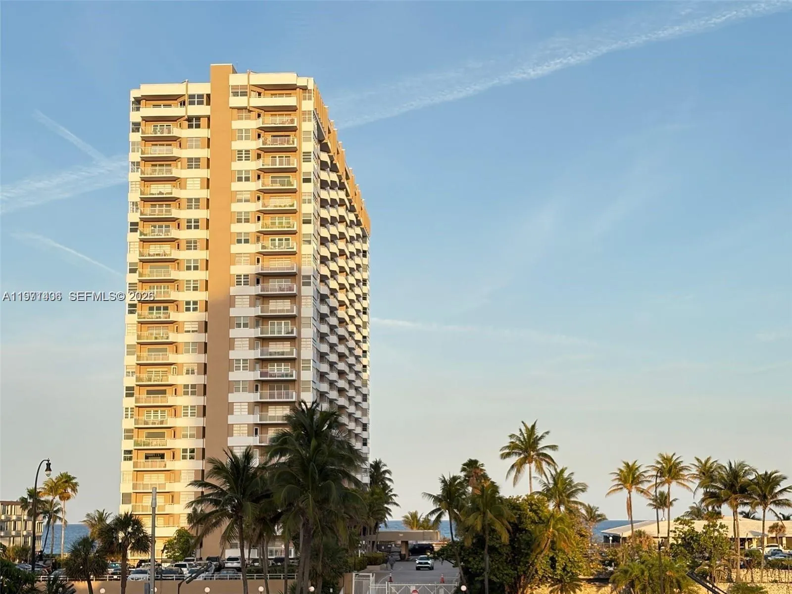 Foto de propiedad en 1965 S Ocean Drive 2F, Hallandale Beach, FL 33009 Hallandale Beach con MLS# 