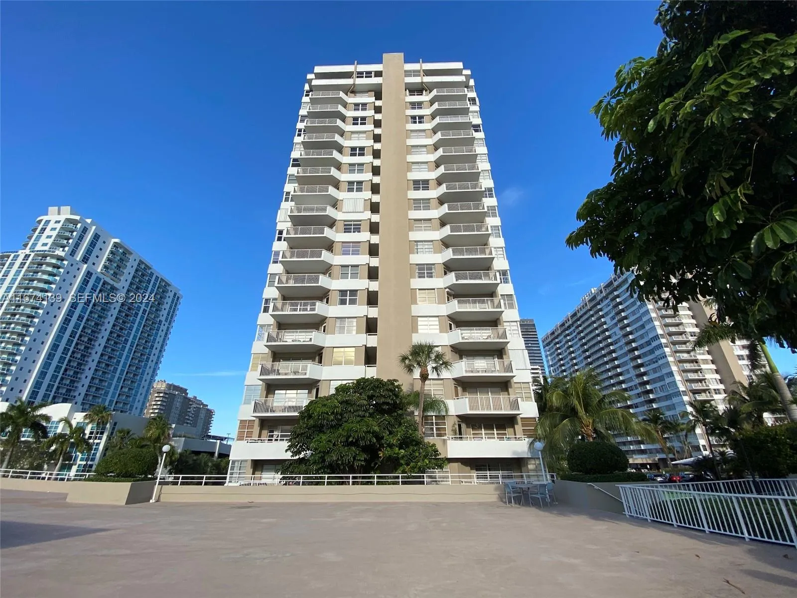 Foto de propiedad en 1965 S Ocean Drive 4D, Hallandale Beach, FL 33009 Hallandale Beach con MLS# 