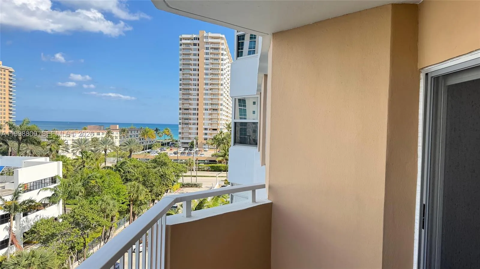 Foto de propiedad en 1965 S Ocean Drive 5D, Hallandale Beach, FL 33009 Hallandale Beach con MLS# 