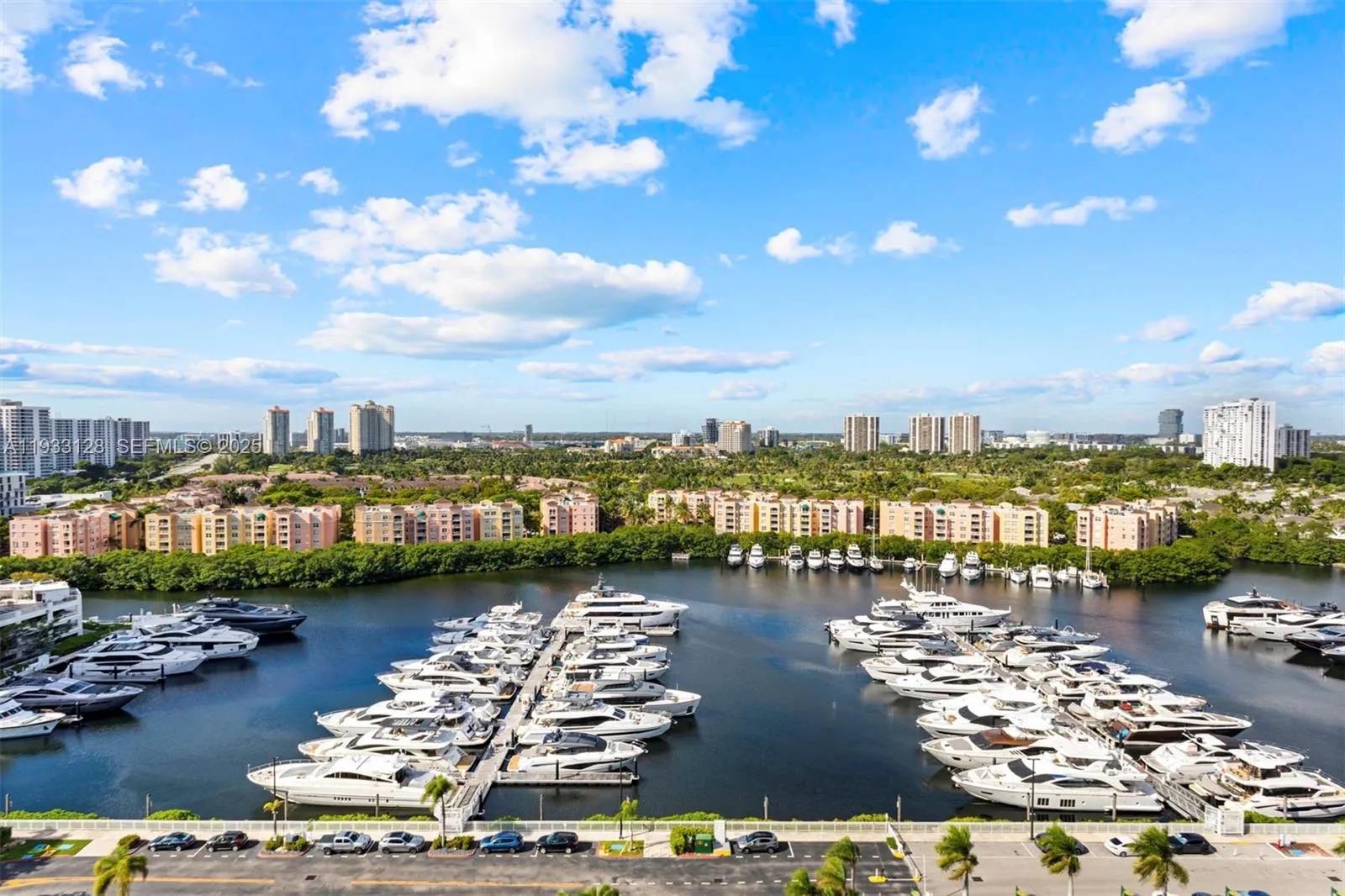 Foto de propiedad en 19667 Turnberry Way 17-D, Aventura, FL 33180 Aventura con MLS# 