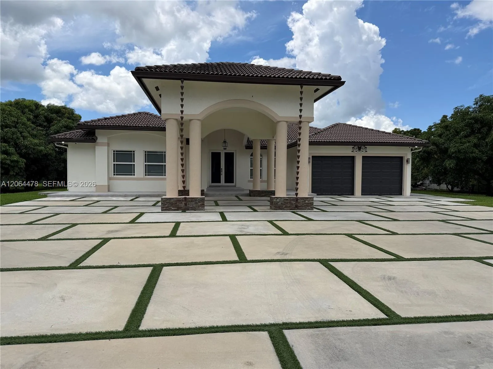 Foto de propiedad en 19690 SW 210th Street, Miami, FL 33187 Miami con MLS# 