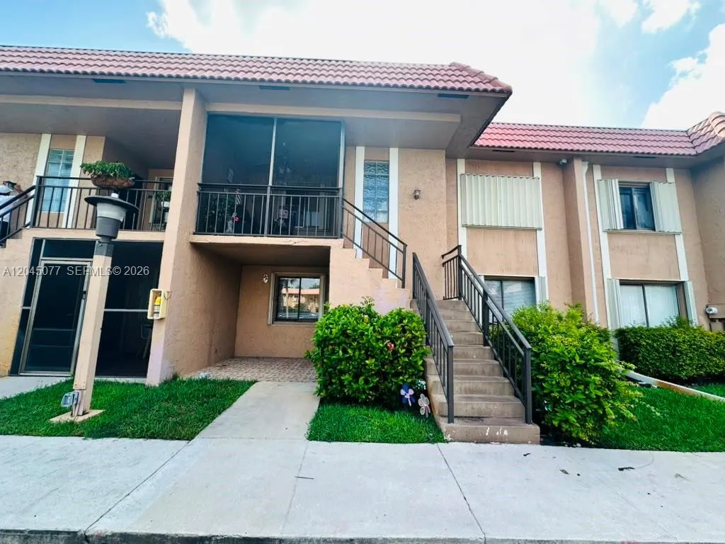 Foto de propiedad en 197 Lakeview Drive 105, Weston, FL 33326 Weston con MLS# 