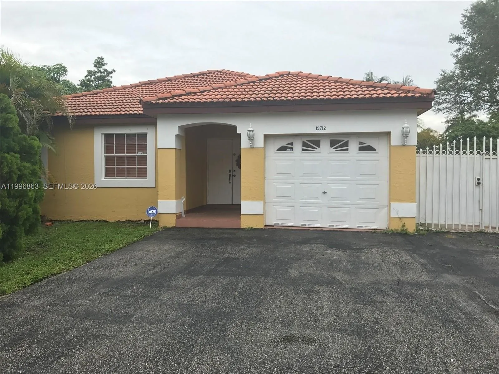 Foto de propiedad en 19712 NW 82nd Place, Hialeah, FL 33015 Hialeah con MLS# 