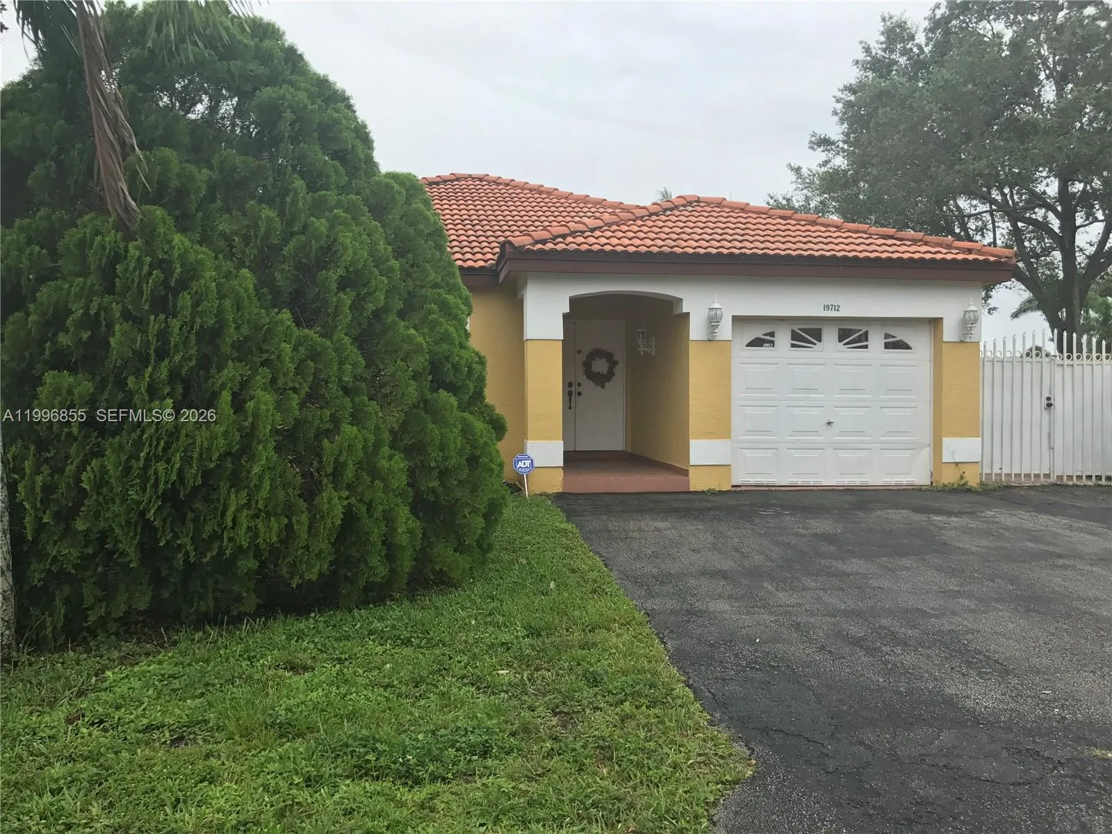 Foto de propiedad en 19712 NW 82nd Place, Hialeah, FL 33015 Hialeah con MLS# 