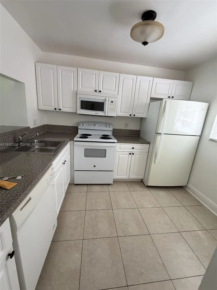 Foto de propiedad en 19729 SW 114th Avenue 251, Miami, FL 33157 Miami con MLS# 