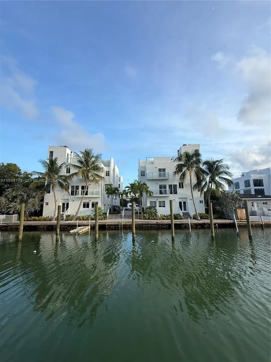 Foto de propiedad en 1975 Calais Drive 1, Miami Beach, FL 33141 Miami Beach con MLS# 