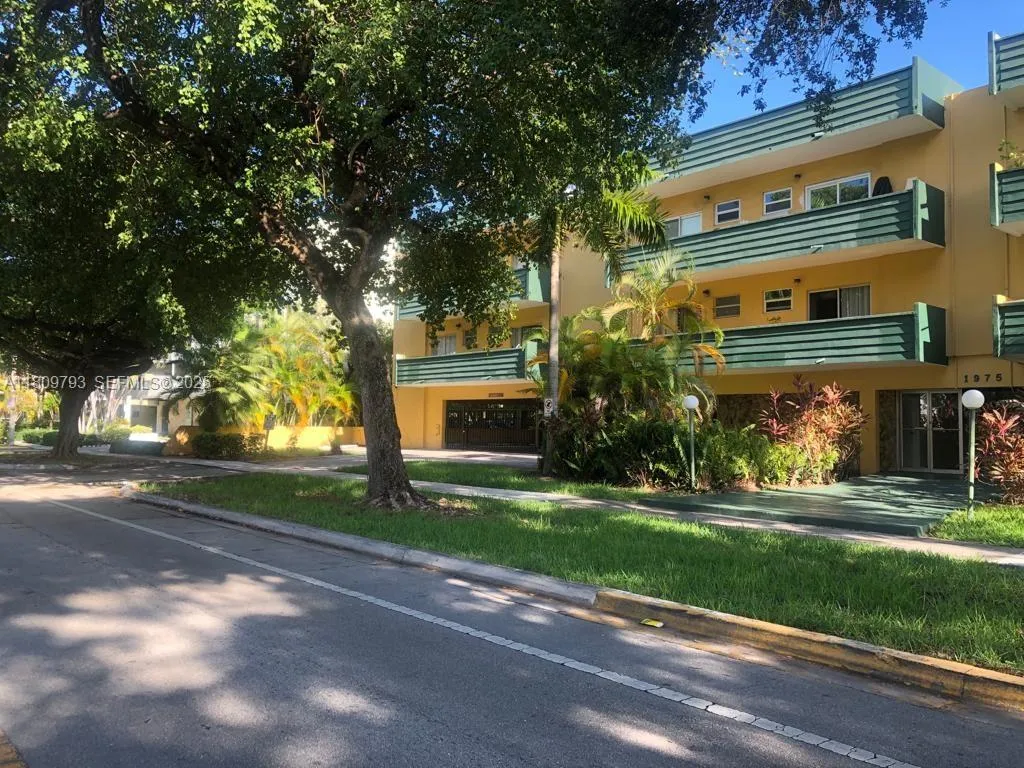 Foto de propiedad en 1975 NE 135th Street 2D, North Miami, FL 33181 North Miami con MLS# 