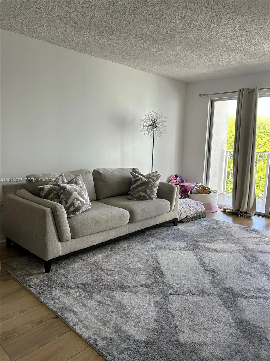 Foto de propiedad en 1975 Normandy Drive 301, Miami Beach, FL 33141 Miami Beach con MLS# 