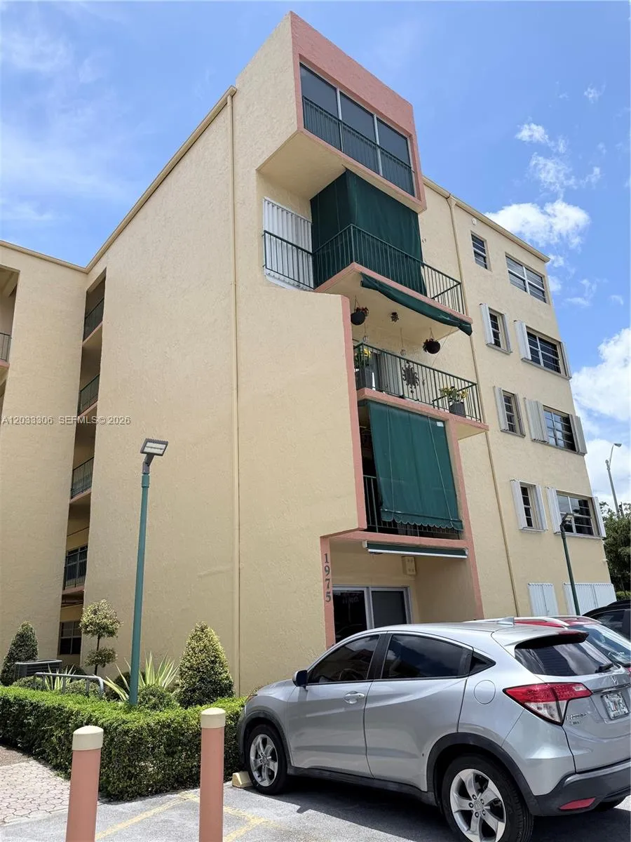 Foto de propiedad en 1975 W 44th Place 401, Hialeah, FL 33012 Hialeah con MLS# 