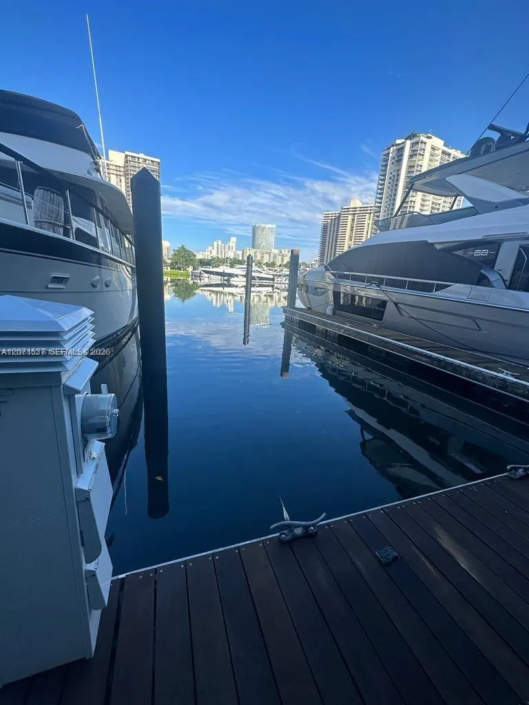 Foto de propiedad en 19777 E Country Club Drive, Aventura, FL 33180 Aventura con MLS# 