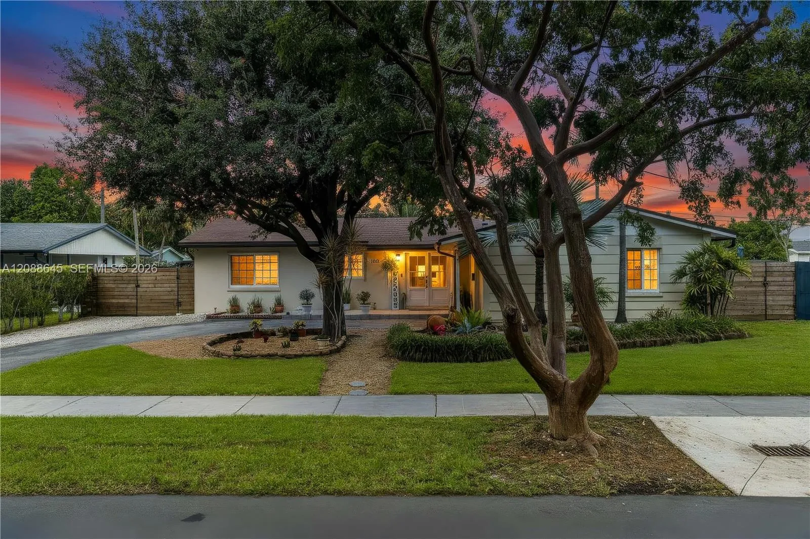 Foto de propiedad en 19780 SW 101st Avenue, Cutler Bay, FL 33157 Cutler Bay con MLS# 