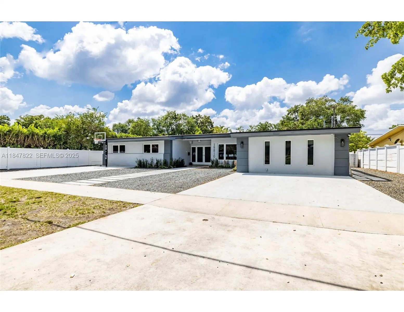 Foto de propiedad en 19810 NE 22nd Avenue, Miami, FL 33180 Miami con MLS# 