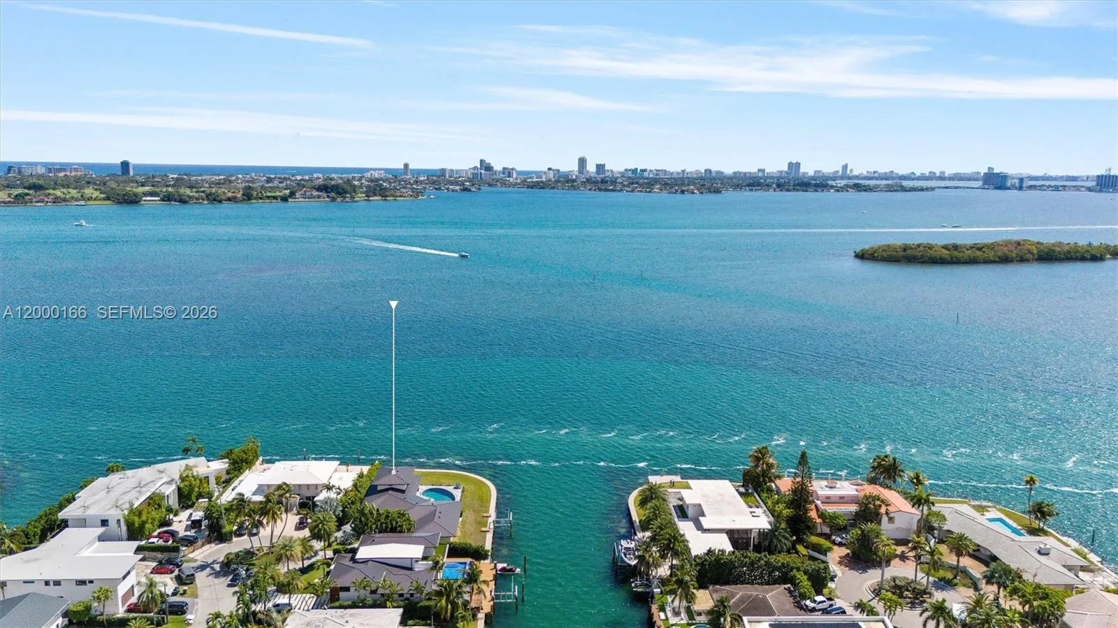 Foto de propiedad en 1982 NE 119th Road, North Miami, FL 33181 North Miami con MLS# 
