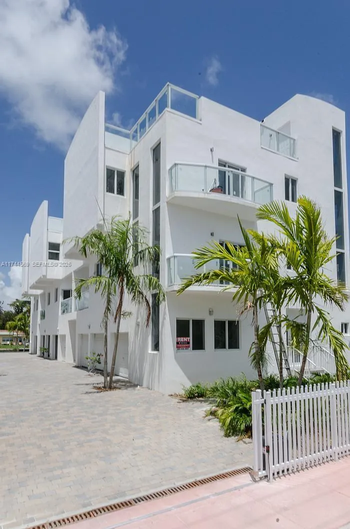 Foto de propiedad en 1985 Calais 3, Miami Beach, FL 33141 Miami Beach con MLS# 